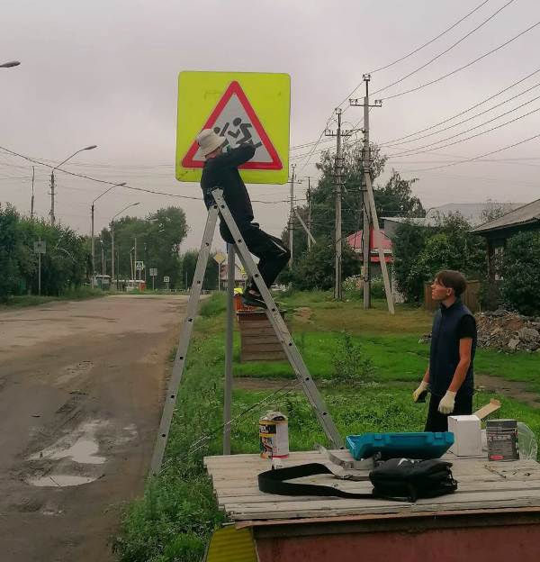 В преддверии нового учебного года АХЦ проводятся работы по установке дорожных знаков и скосу травы на прилегающих к школам территориях.