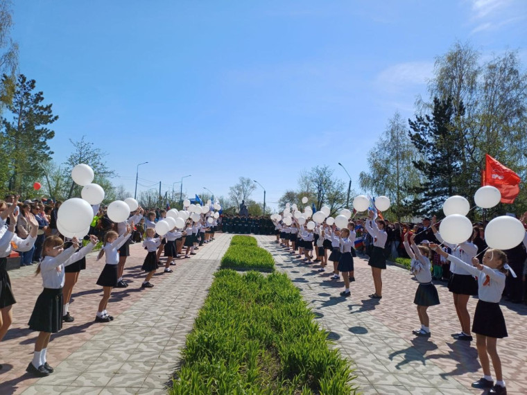 Дорогие ветераны, труженики тыла, дети войны! Уважаемые жители Каменского района! Примите сердечные поздравления с главным праздником нашей страны – Днем Великой Победы в Великой Отечественной войне 1041-1945!. Дорогие ветераны, труженики тыла, дети войны! Уважаемые жители Каменского района! Примите сердечные поздравления с главным праздником нашей страны – Днем Великой Победы в Великой Отечественной войне 1041-1945!.
